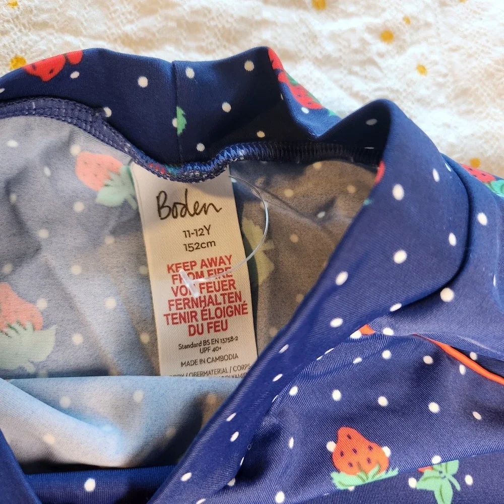 Mini Boden Patterned‎ Rash Guard Strawberries - Size: 11-12 Y (152cm)